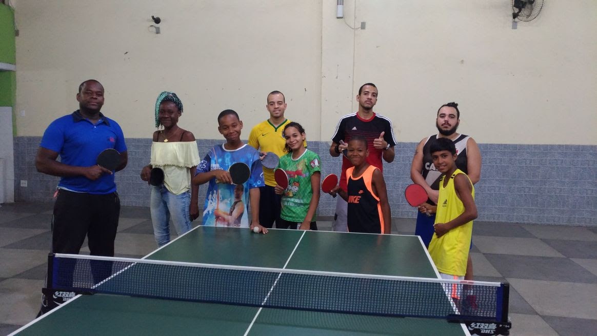 Equipe Força leva tênis de mesa a toda a comunidade em Duque de Caxias (RJ)