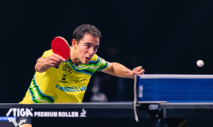 Hugo Calderano olha para a bola atentamente. Ele irá jogar no WTT Smash de Singapura